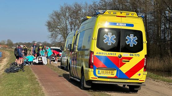 Wielrenner en fietser gewond na botsing Den Ham. Wielrenner en fietser gewond na botsing Den Ham.