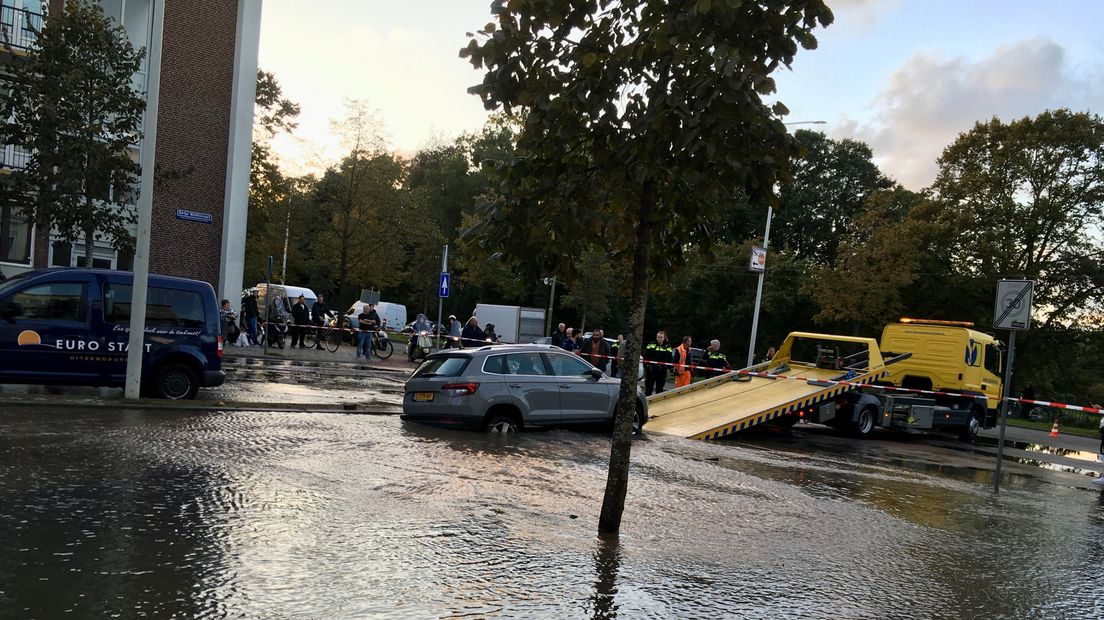 Bewoners van Moerwijk zagen hoe auto in een zinkgat zakte: 'Echt eng'
