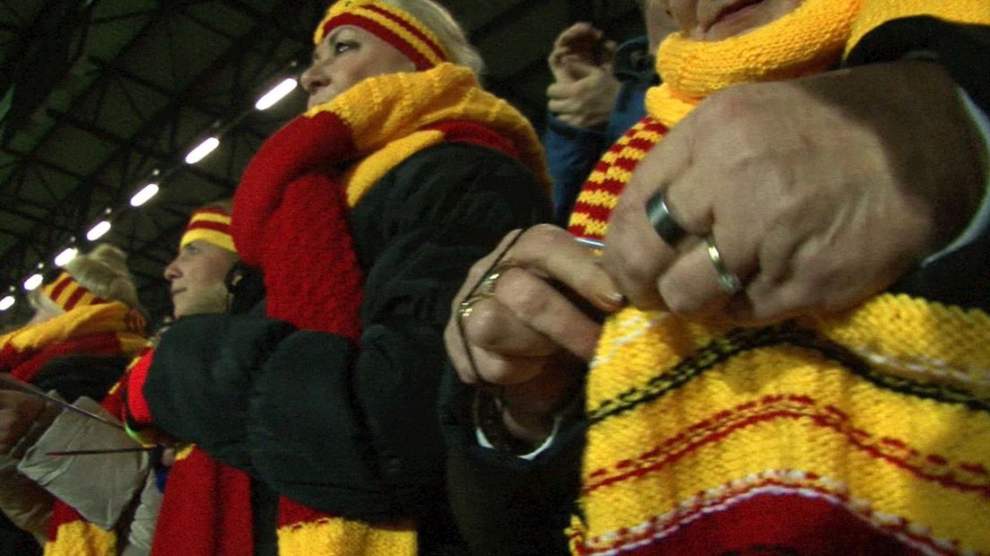 Breiende dames op de tribune in Adelaarshorst