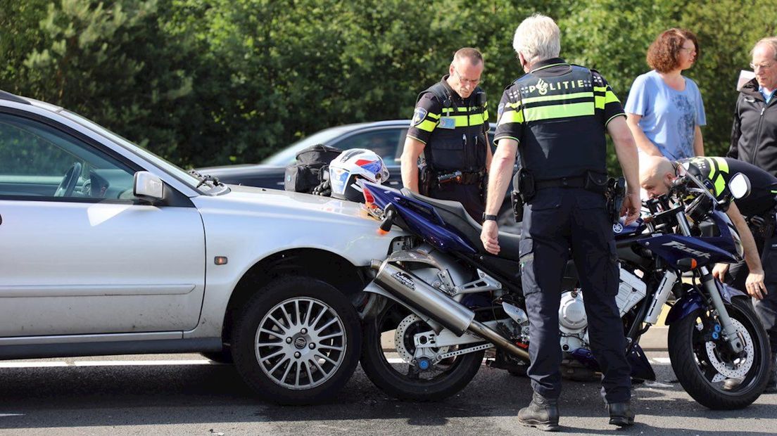 Aanrijding tussen motor en auto op de N342