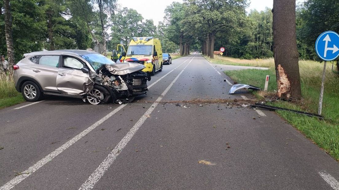 De auto liep zware schade op.