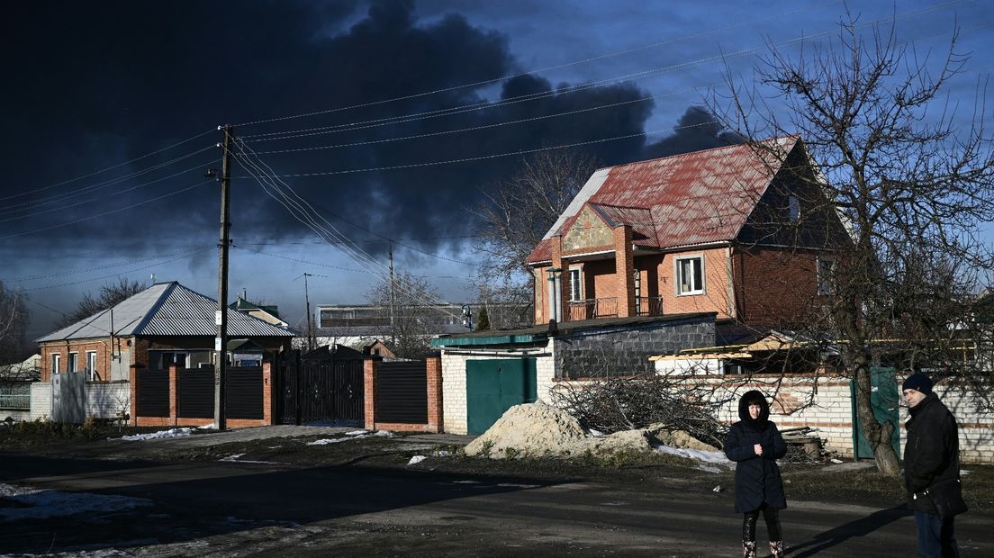 Zwarte rook bij het militaire vliegveld in Chuguyev, bij de Oekraïnse stad Charkov