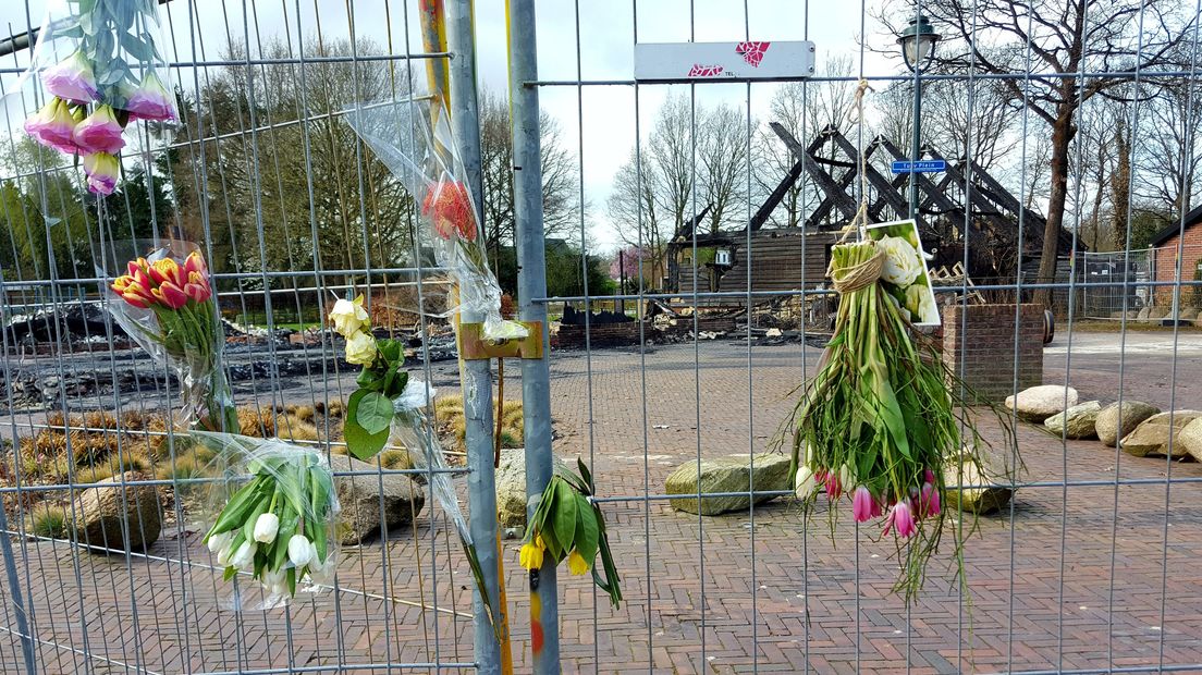 Bloemen na de dood van Smakman (Rechten: archief RTV Drenthe)