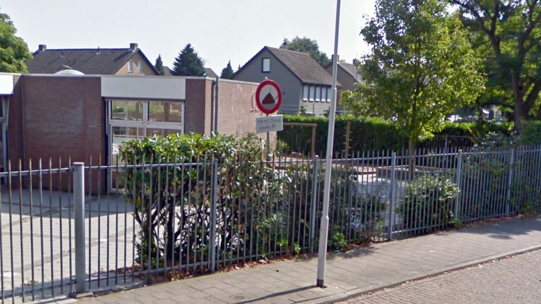 Bord verboden te poepen bij basisschool Axel - Google Streetview