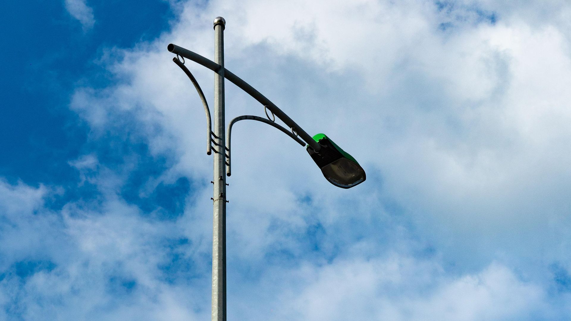 Oude N18 in Eibergen krijgt nieuwe LED-verlichting.