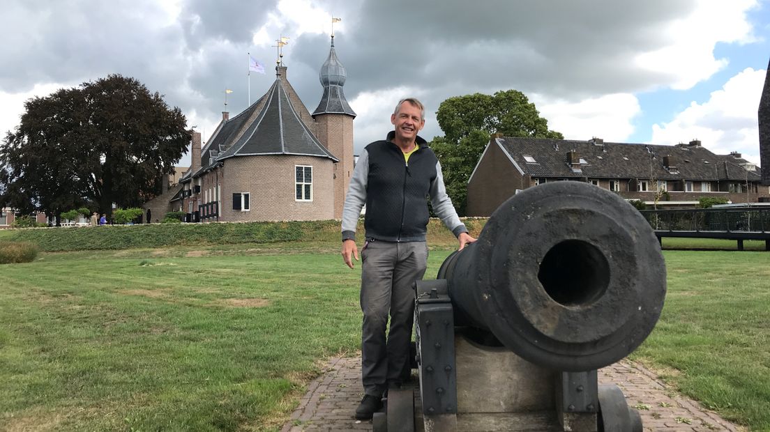 Aart Wolters zou dit kanon bij het kasteel van Coevorden graag weer in gebruik willen zien.
(Rechten: Steven Stegen / RTV Drenthe)