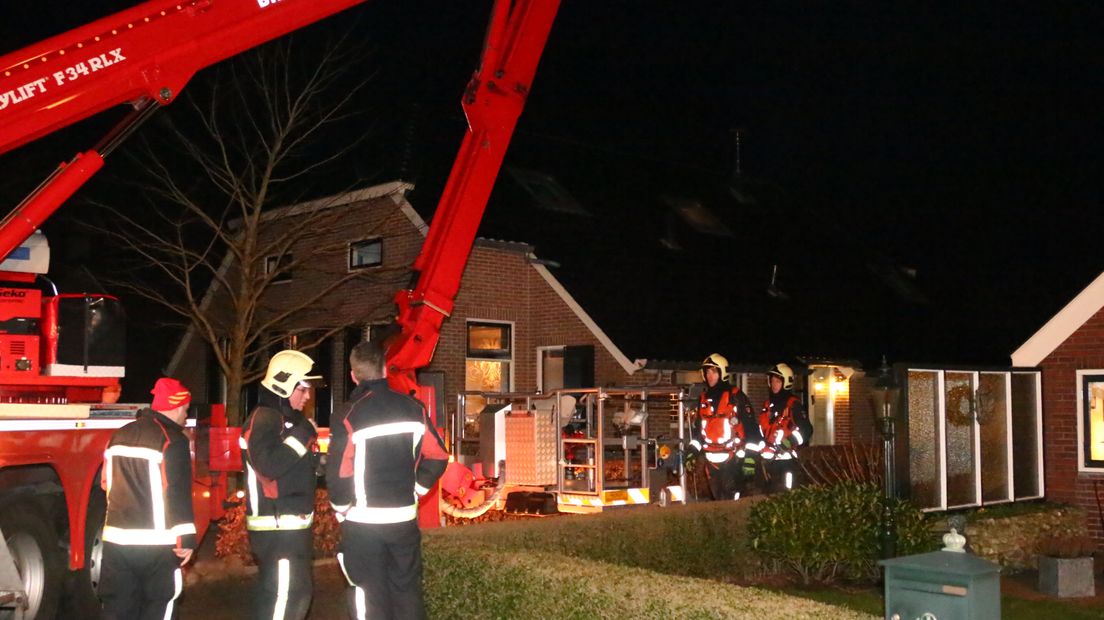 Er kwam ook een hoogwerker uit Assen om de schoorsteen te controleren (Rechten: Herman van Oost)