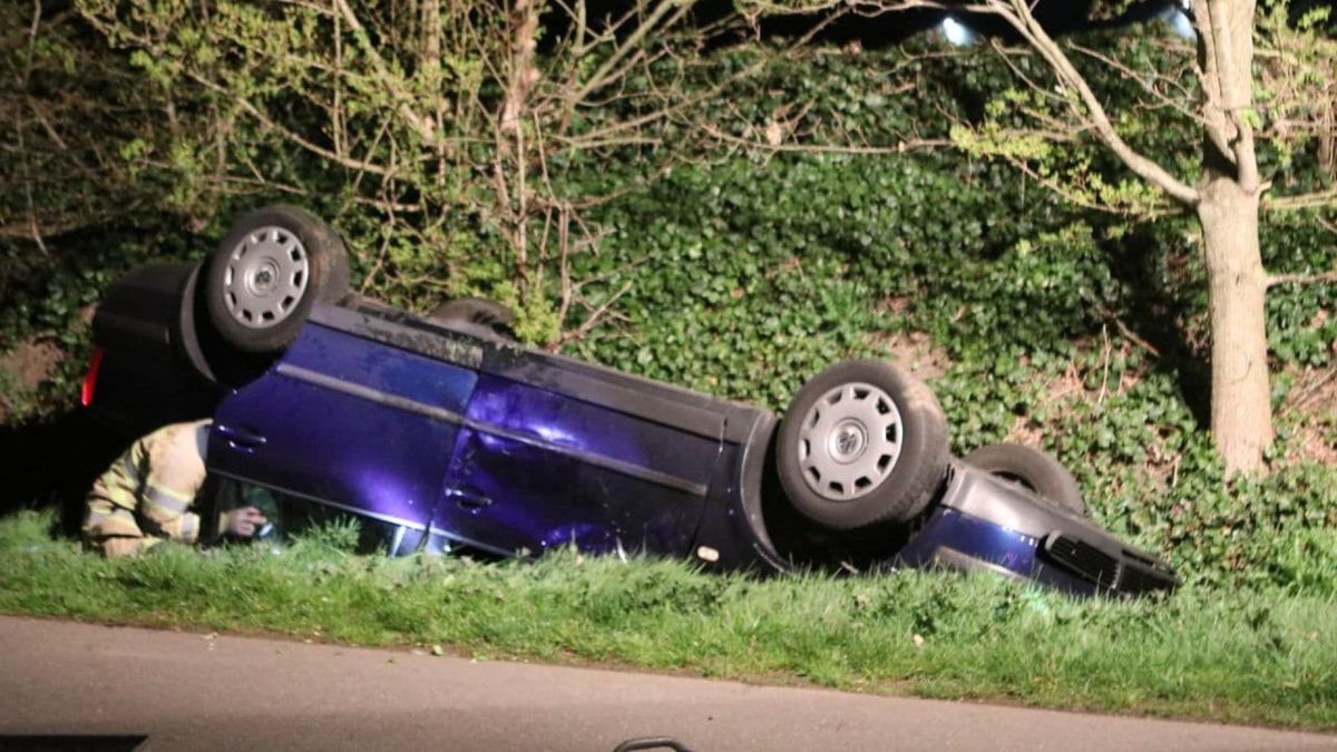 Persfotograaf met auto en al door shovel de sloot in geduwd Omroep