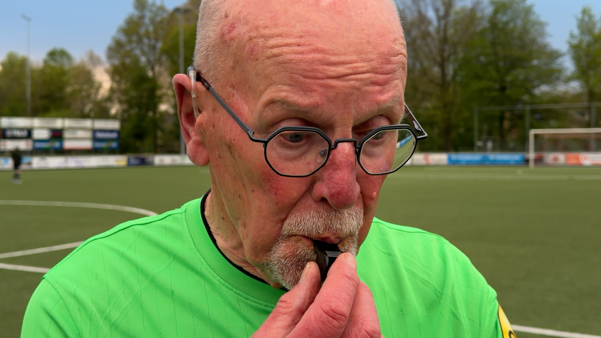 Op zijn 82e is het mooi geweest: Pieter stopt als scheidsrechter