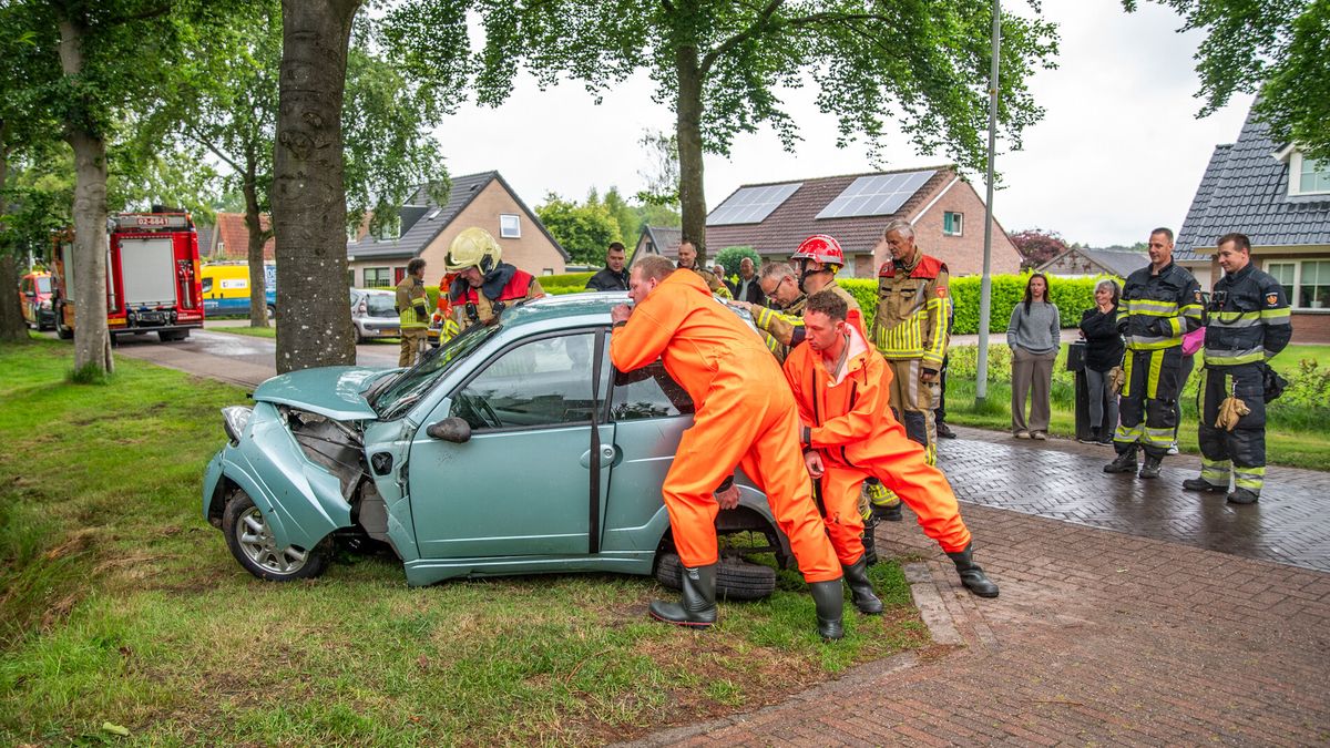 Brommobiel belandt in het water bij Ravenswoud