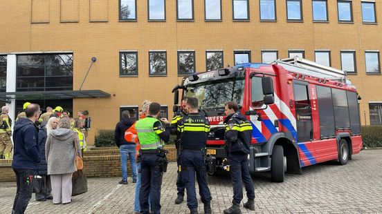 Persoon gooit sigaret in ventilatierooster, gebouw ontruimd