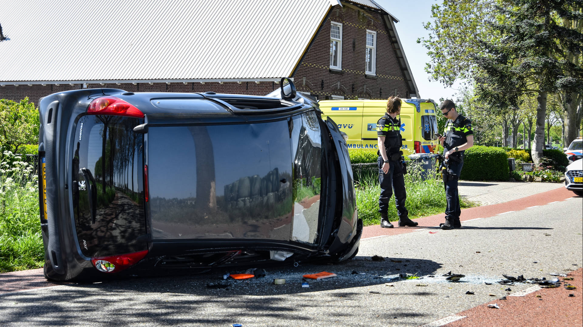 Auto op z'n kant in Houten