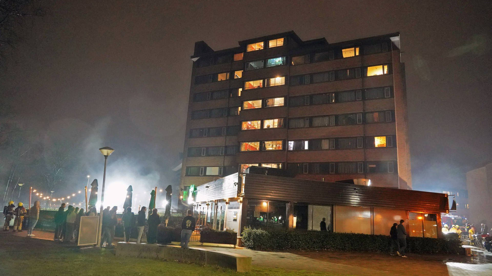 Tientallen bewoners moesten buiten wachten tot de brandweer het vuur onder controle had.