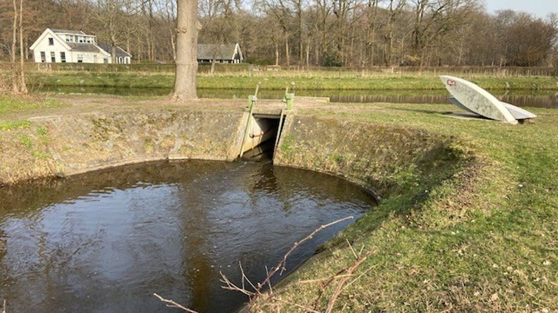 Er komt een nieuwe automatische stuw bij inlaat Almelose Aa