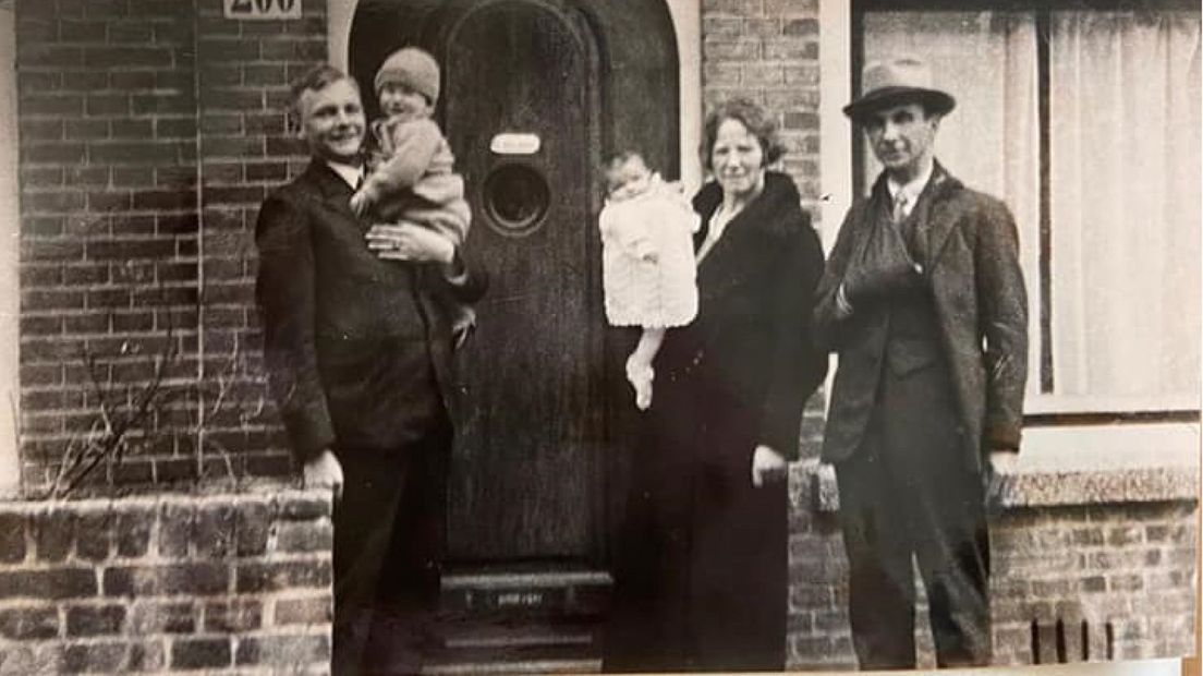 Lisanne Kooij wil achterhalen wie de mensen naast haar opa Rutger (links) zijn