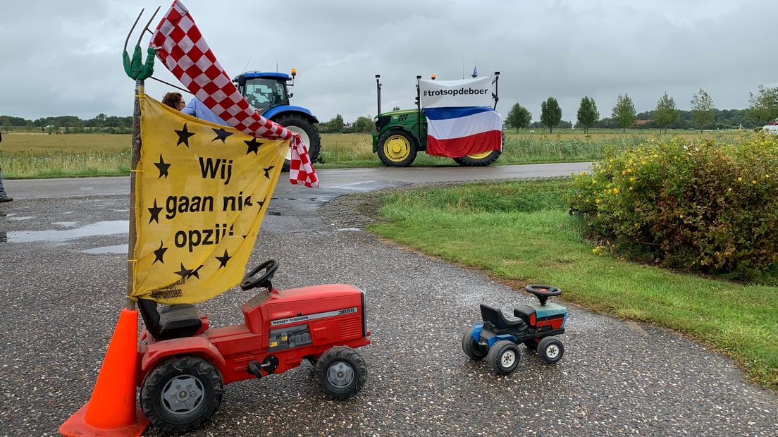 Boeren hebben de ingang van de boerderij geblokkeerd met grote en kleine trekkers