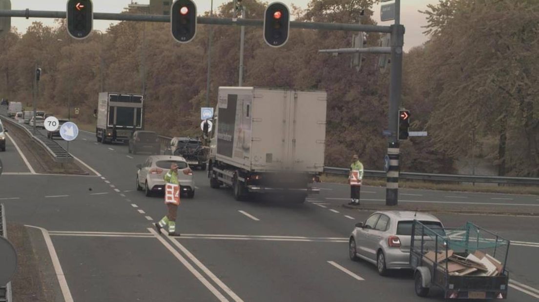 Henry rijdt op aanwijzing van verkeersregelaar door rood