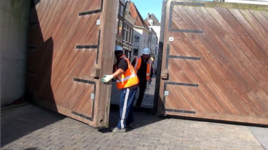 Oefenen met hoogwater bij Nijmeegse Waalkade