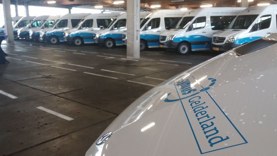De buurtbusverenigingen op de Veluwe gaan met 25 gloednieuwe bussen de weg op. De chauffeurs kregen de sleutels vanmiddag in Zwolle overhandigd van vervoersbedrijf Syntus en de provincie.