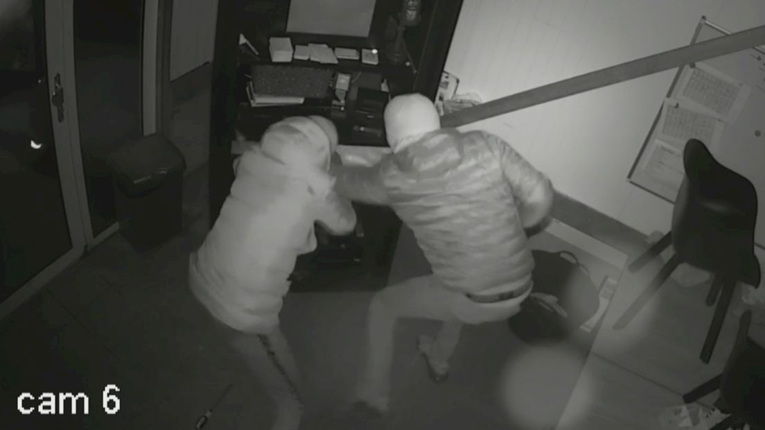 Deze mannen stelen de kluis en geld uit de kassa bij de wasstraat in Deventer