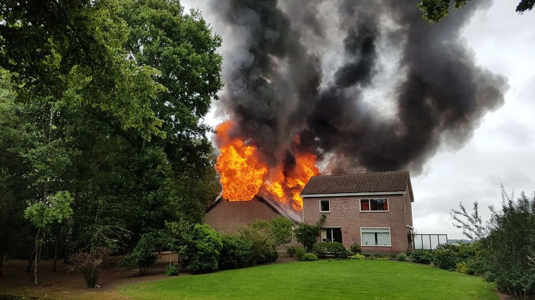 De brand is uitslaand (Rechten: RTV Drenthe/Robbert Oosting)