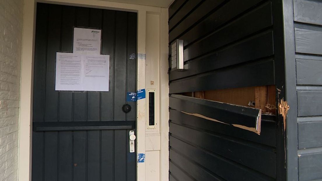 Politiezegels bij de woning waar bewoner Zuman eind oktober in de hal werd doodgeschoten