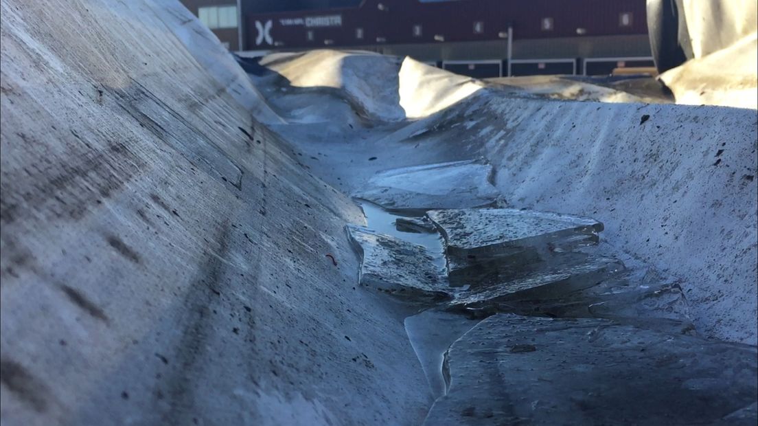 Op de eerste vorstdag van deze winter storen automobilisten zich aan brokken ijs die van vrachtwagens vallen. Een transportbedrijf in ´s Heerenberg bedacht daar een paar jaar geleden een oplossing voor.