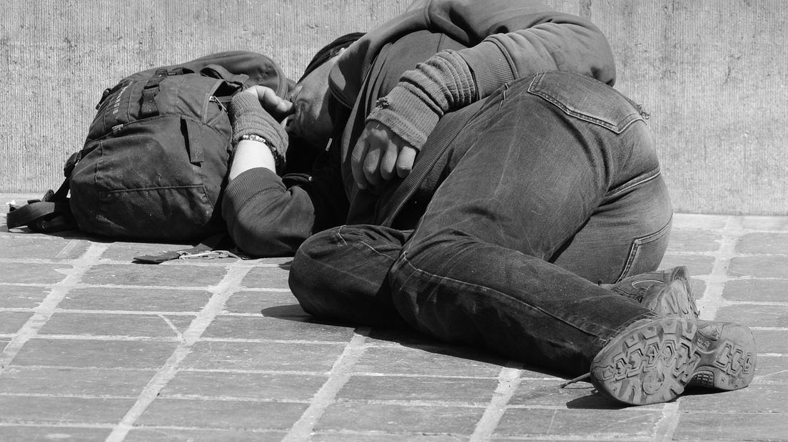 Een 23-jarige man krijgt een boete van 370 euro omdat hij lag te slapen op de weg (Rechten: Pixabay.com)