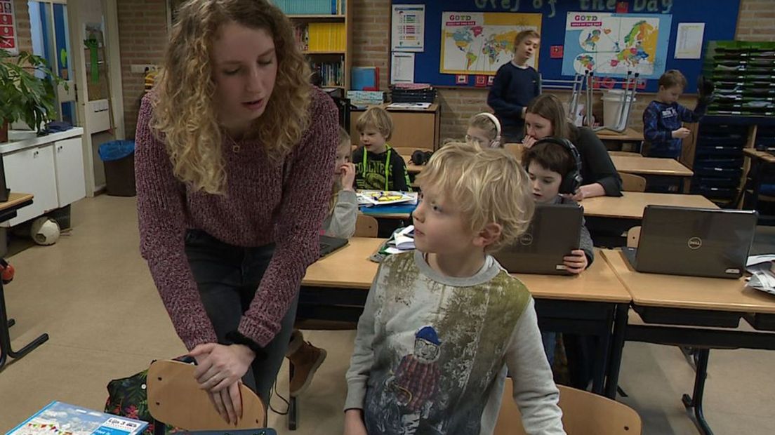 Vrijwilligster Tess Reerink helpt op basisschool De Paasberg in Oosterbeek.