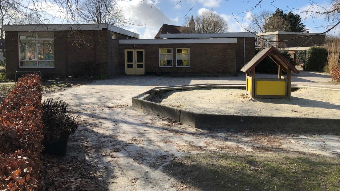 Een leeg schoolplein in Holwierde