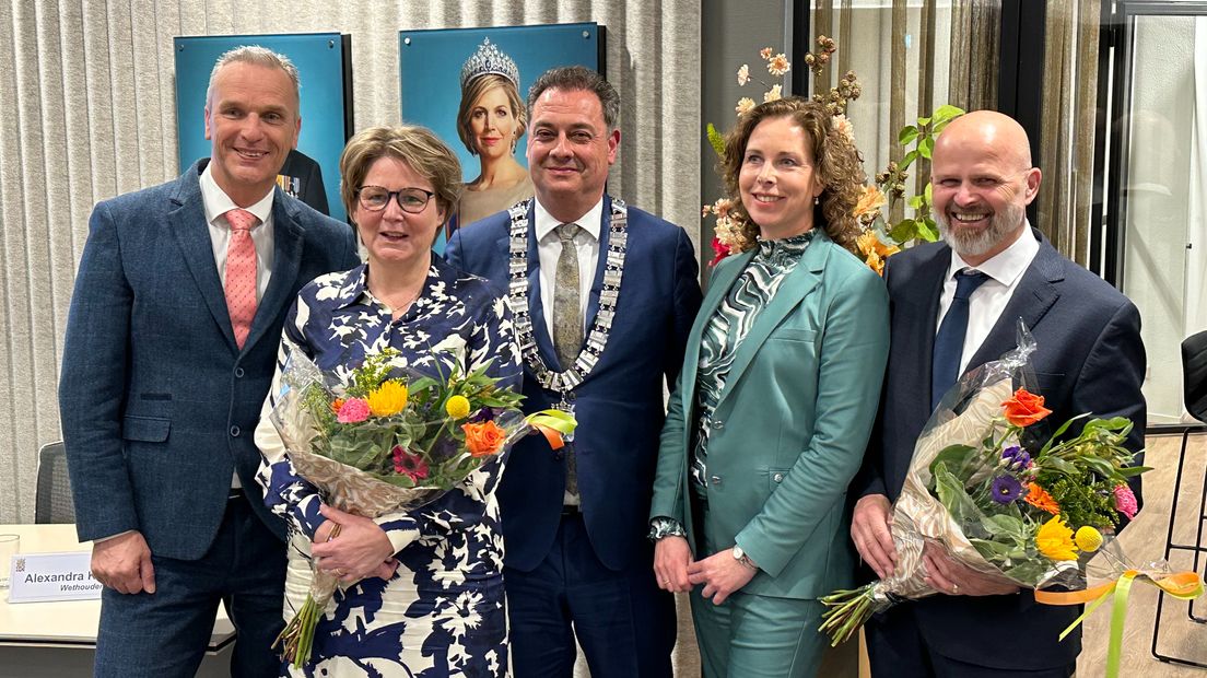 Bloemen voor de nieuwe wethouders Jan Kramer en Marleen Treep.