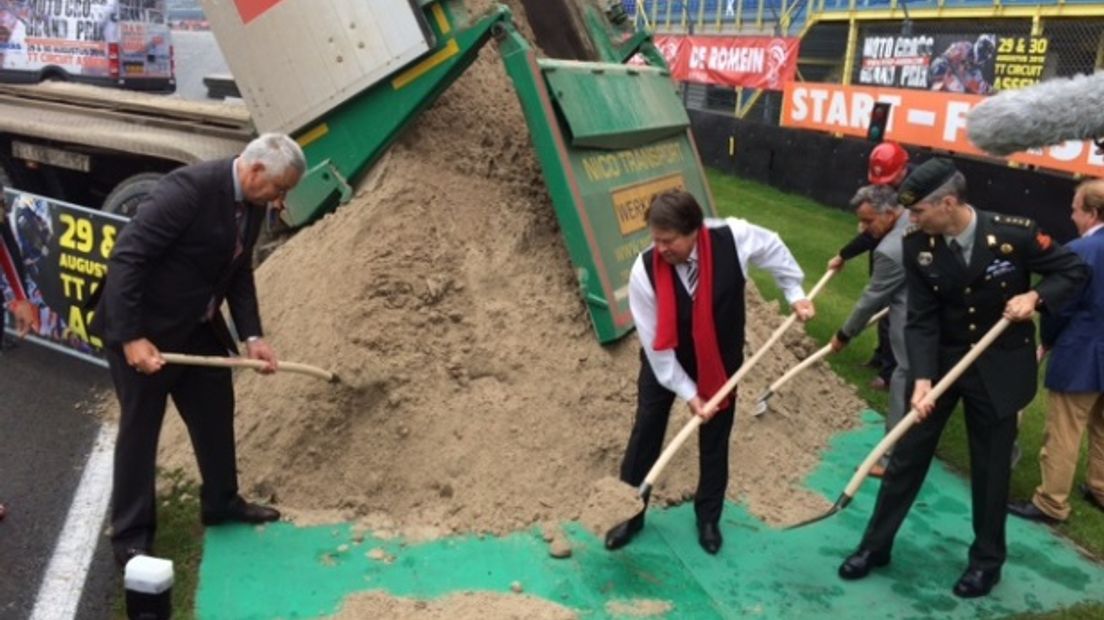 Commissaris van de Koning stort eerste vrachtwagen zand voor motorcross Grand Prix (Rechten: Karin Mulder / RTV Drenthe)