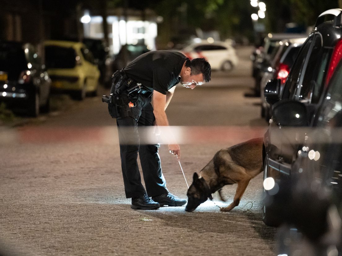 Met behulp van een speurhond werd er gezocht naar kogelhulzen.