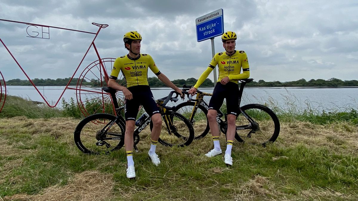 Wielerbroers Van Dijke hebben eigen kasseistrook: 'Prachtig om je naam te zien staan'