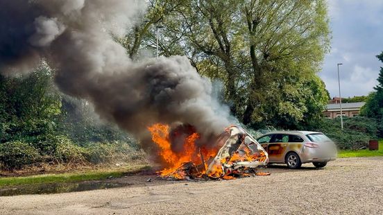 Caravan brandt uit op parkeerplaats, ook auto raakt beschadigd