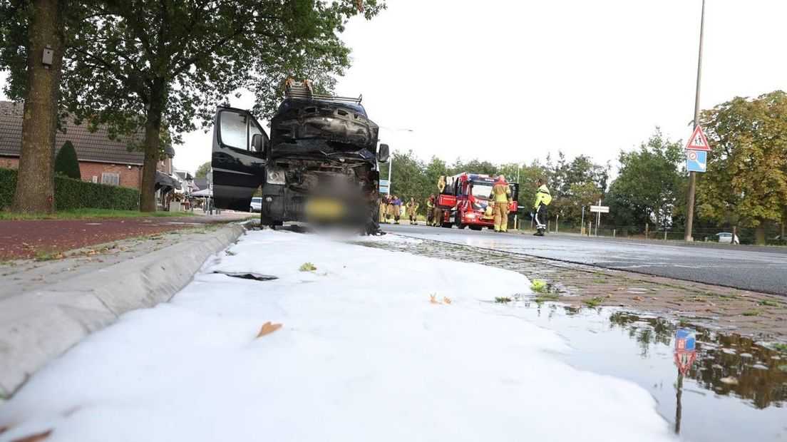 Bedrijfsbusje vat vlam en loopt forse brandschade op