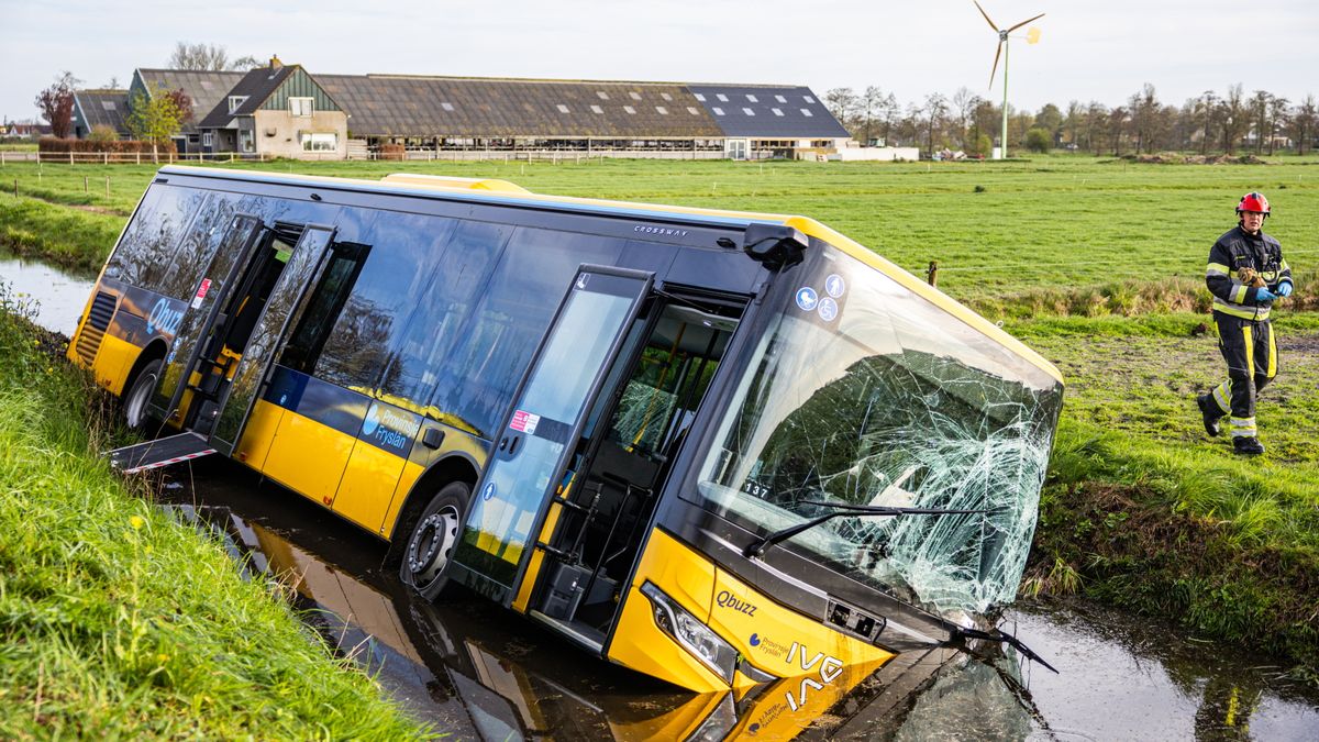 Lijnbus in het water bij Terherne | Auto volledig uitgebrand aan de Robinsonstraat in Leeuwarden