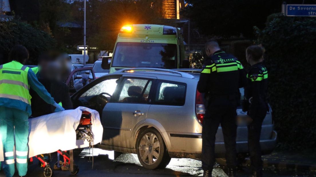 Op de Berkhofweg in Lunteren is zaterdagmiddag een ongeluk gebeurd. Twee auto's kwamen frontaal met elkaar in botsing.