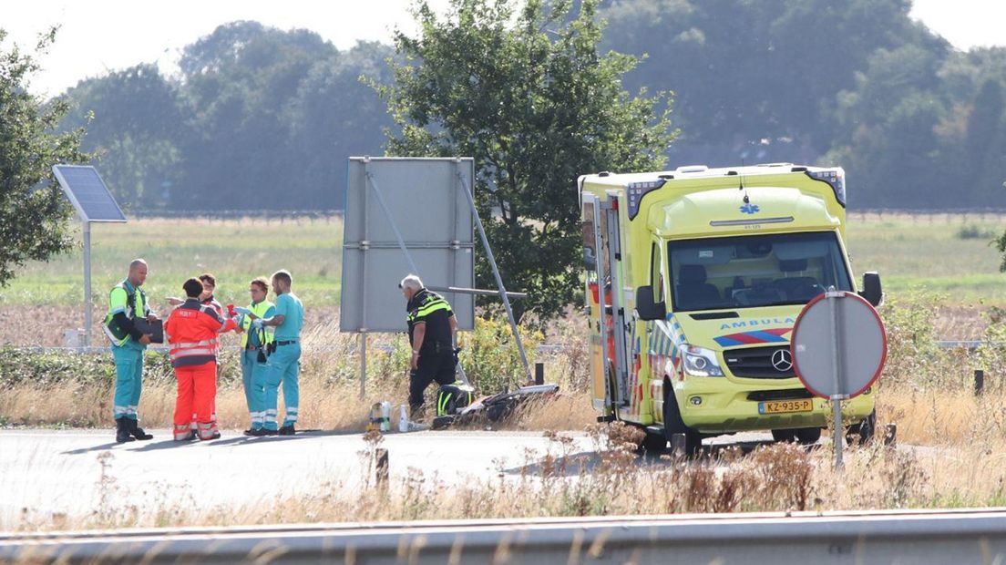 De hulpdiensten bij de plek van het ongeluk