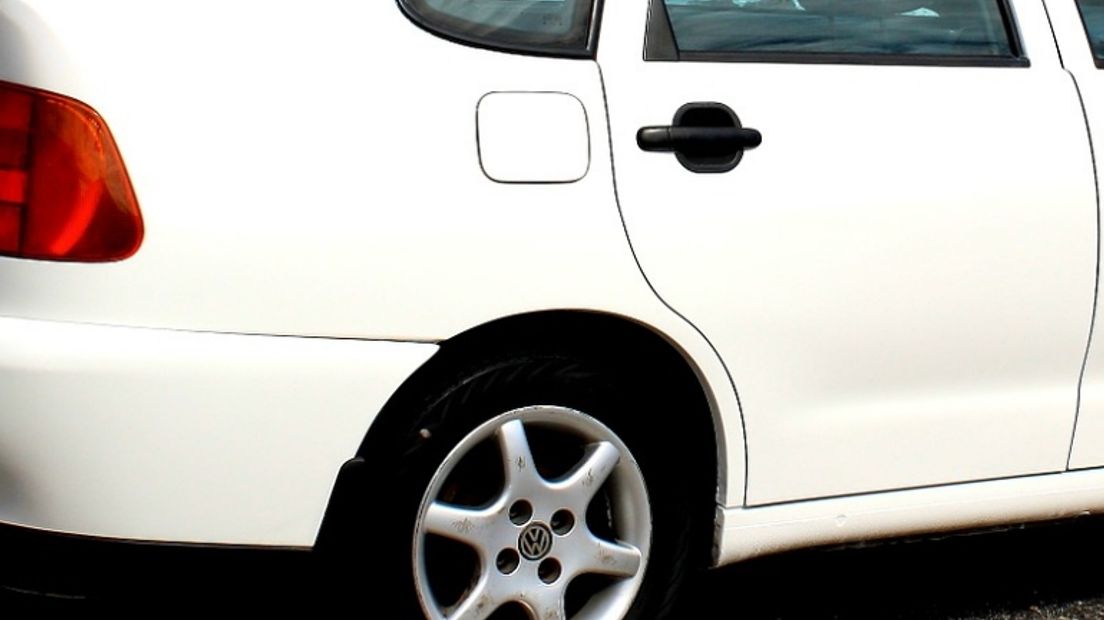 De bestuurder reed in een witte auto, het merk is onbekend (Rechten: pixabay.com)