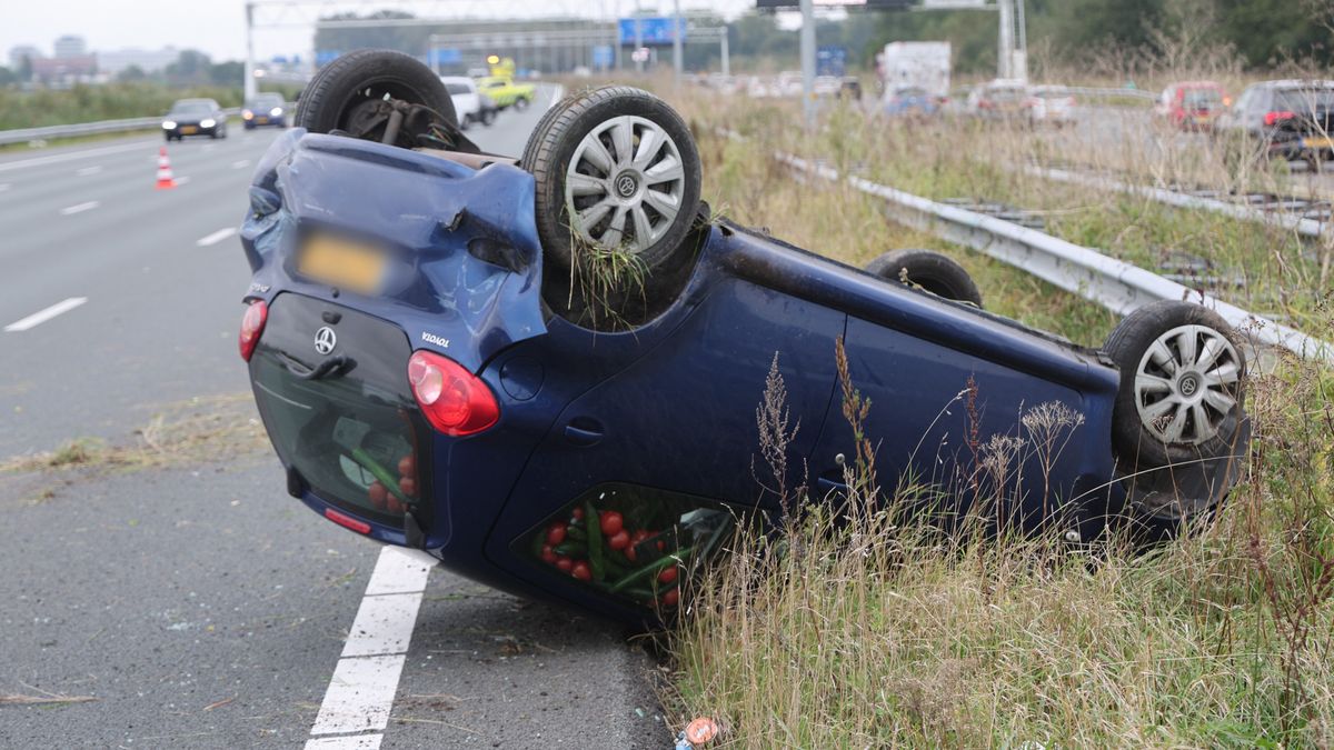 Auto op z'n kop: A4 dicht na ongeluk, meer dan uur vertraging