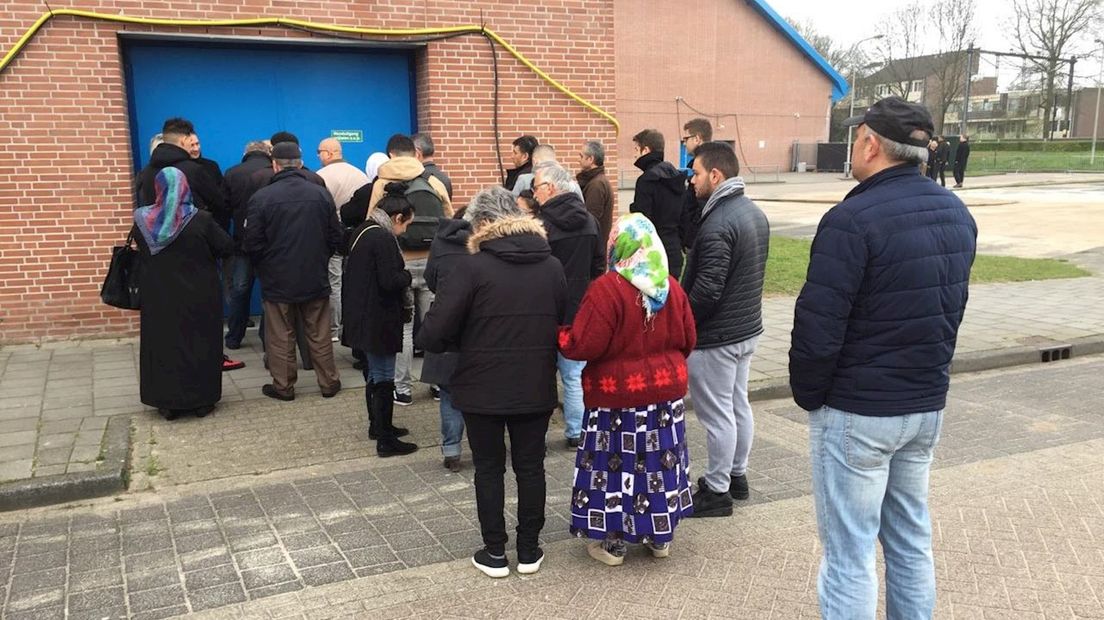 Turkse kiezers voor het stemlokaal in Deventer