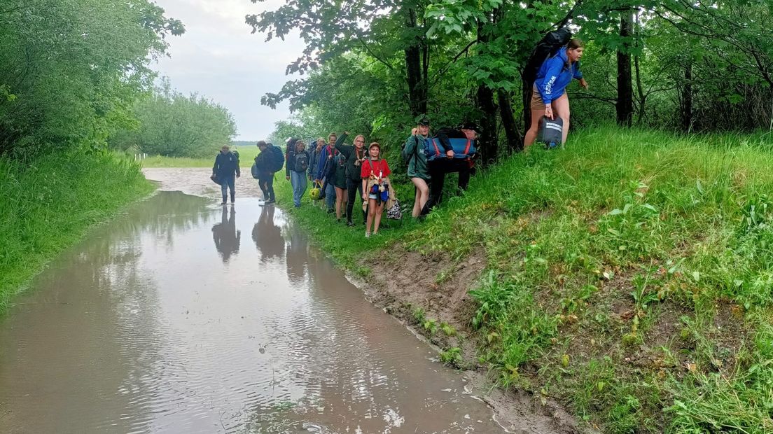 2500 scouts zitten urenlang vast op kamp door hevige regenval: 'Auto's moesten weggesleept worden'