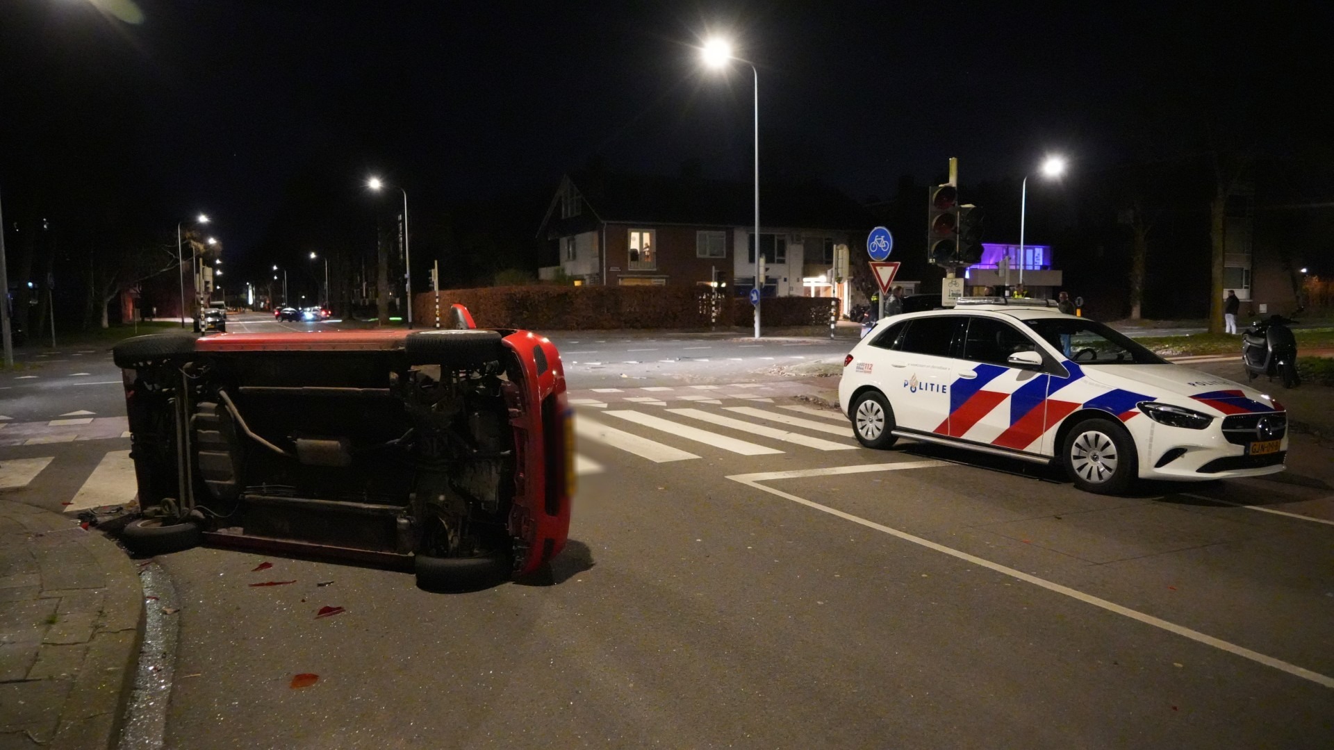 112-nieuws: Auto op de kant na botsing in Stad