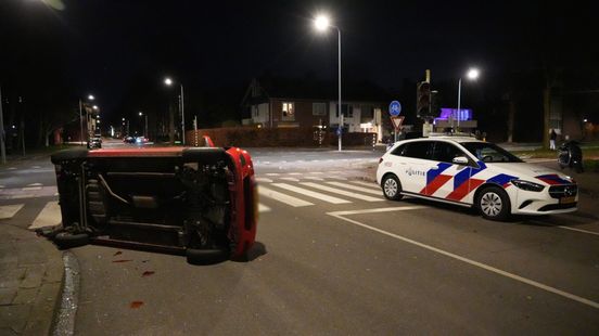 Auto op de kant na botsing in Stad. Auto op de kant na botsing in Stad.