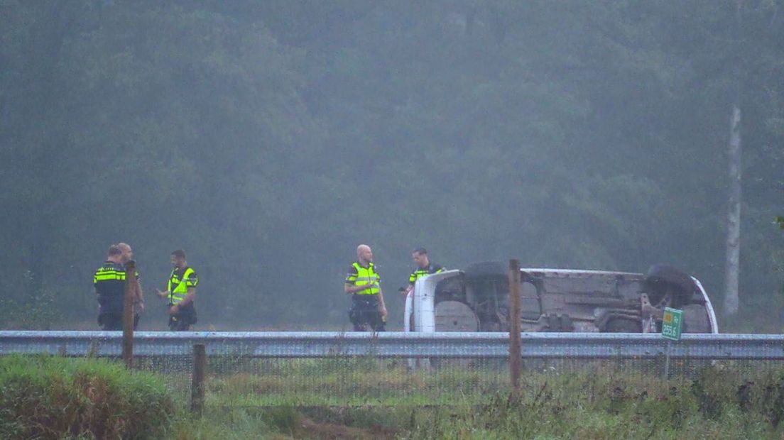 Auto op zijn kant op N18.