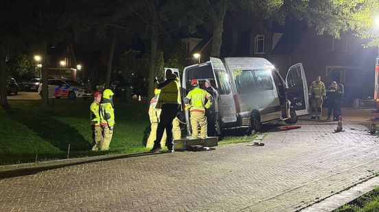 Taxibus dreigt te kantelen, brandweer grijpt in