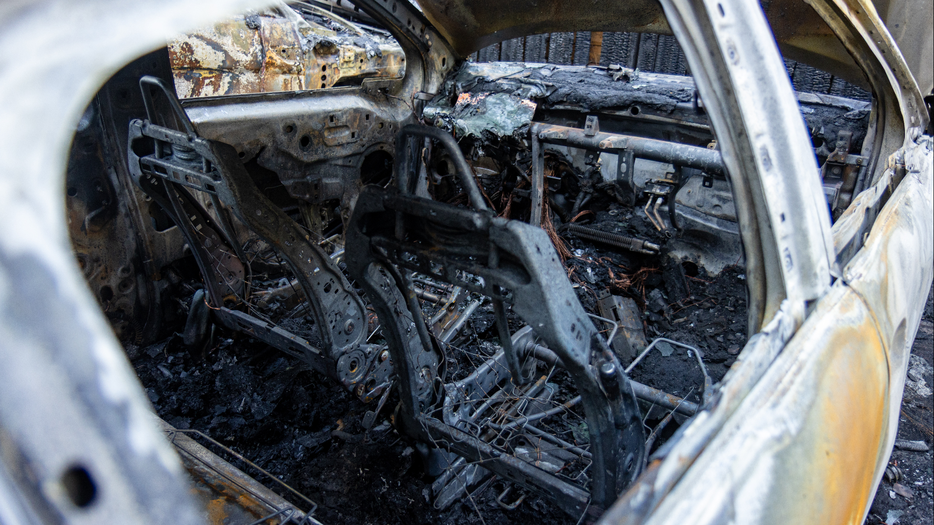 Er is niks meer over van de auto na de brand.
