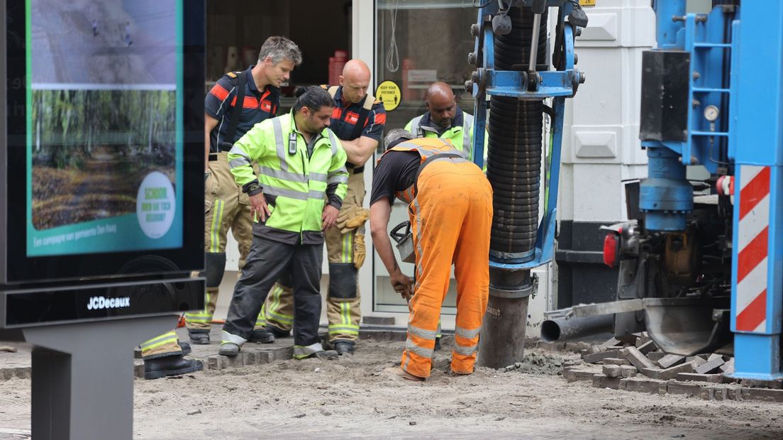De brandweer en Stedin zijn bezig om het lek te dichten