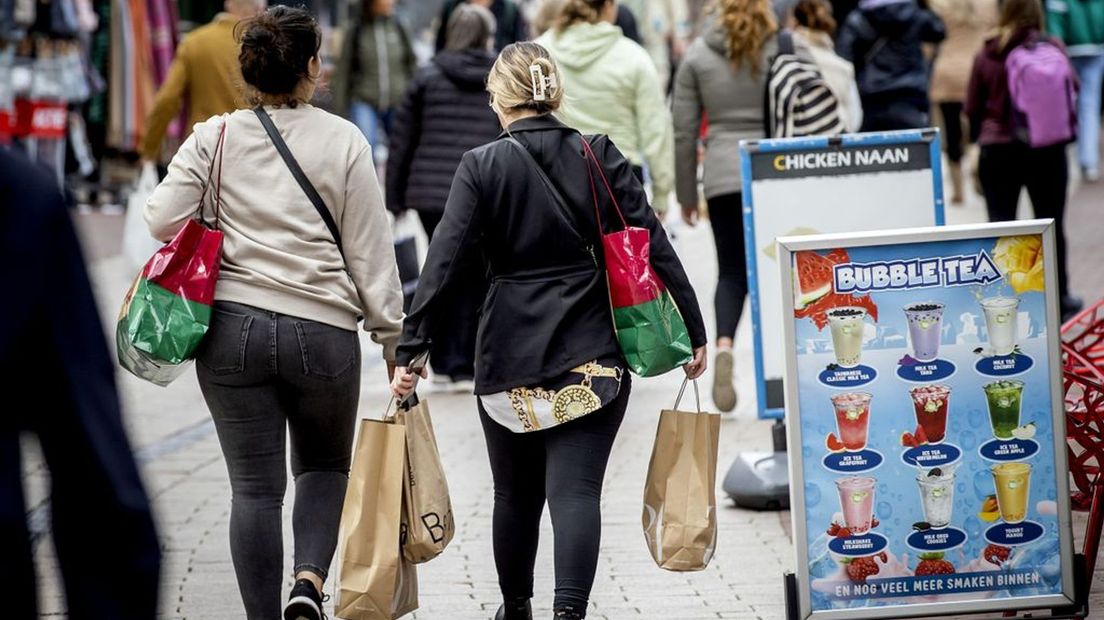 Een drukke winkelstraat in Arnhem.